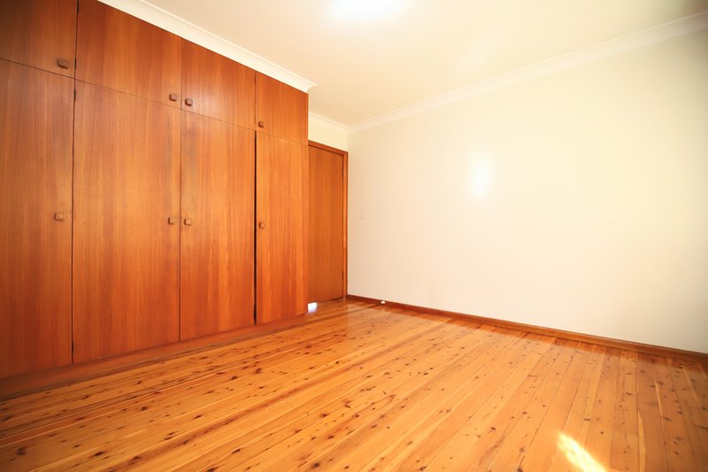 Photo - 39 Saric Avenue, Georges Hall NSW 2198 - Image 5