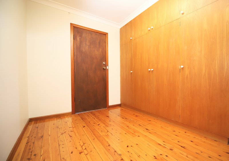 Photo - 39 Saric Avenue, Georges Hall NSW 2198 - Image 6