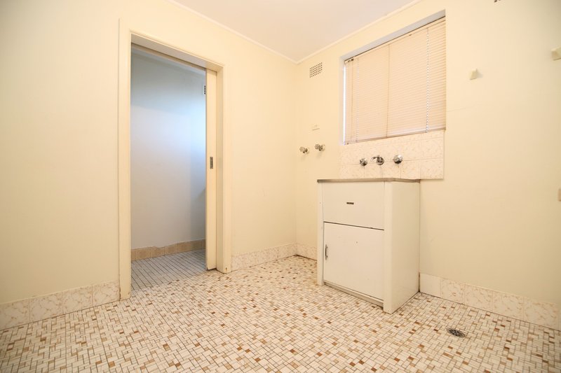 Photo - 39 Saric Avenue, Georges Hall NSW 2198 - Image 10