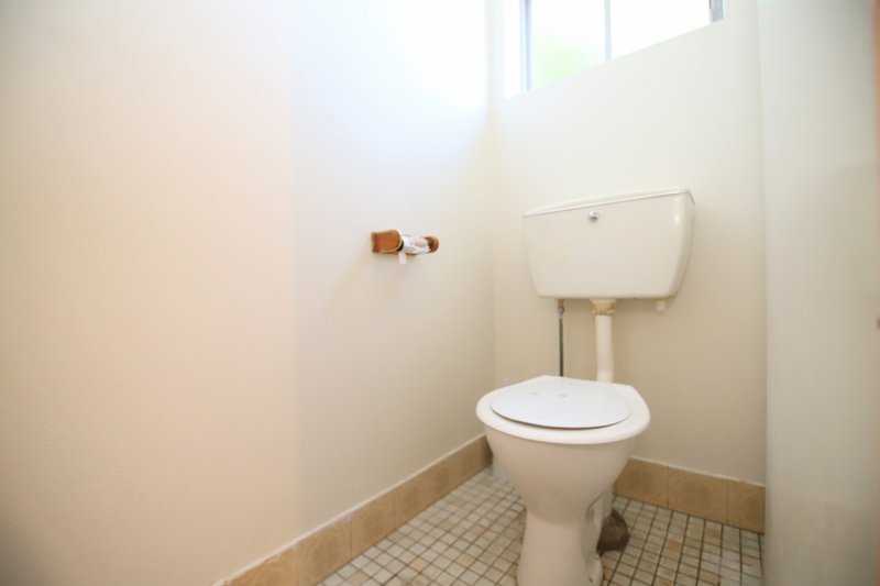 Photo - 39 Saric Avenue, Georges Hall NSW 2198 - Image 11