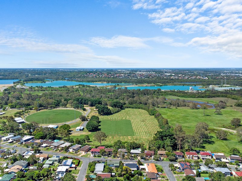 Photo - 39 Shakespeare Parade, Strathpine QLD 4500 - Image 22