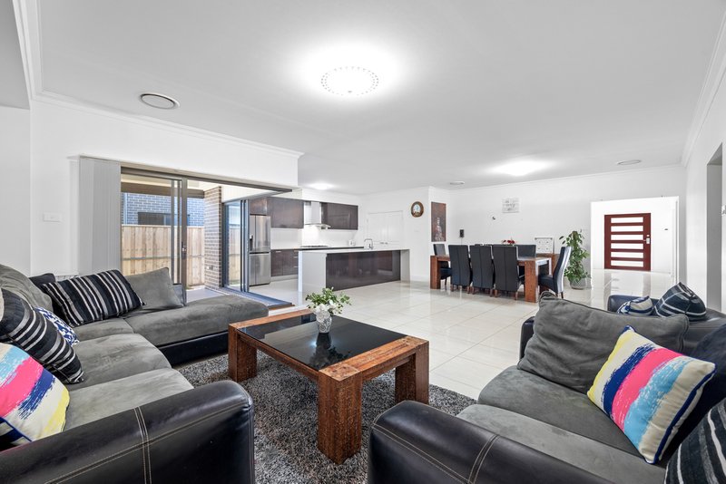 Photo - 39 Shale Hill Drive, Glenmore Park NSW 2745 - Image 4