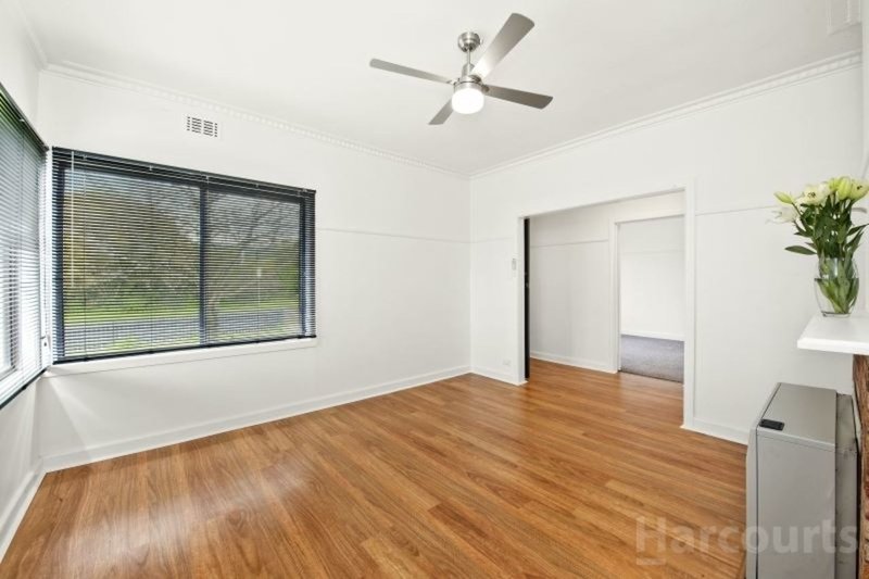 Photo - 39 White Avenue, Wendouree VIC 3355 - Image 3