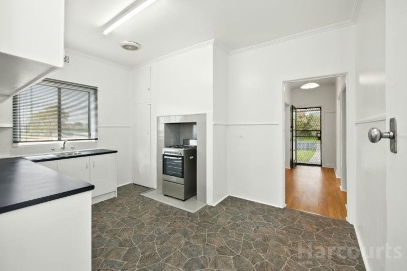 Photo - 39 White Avenue, Wendouree VIC 3355 - Image 6