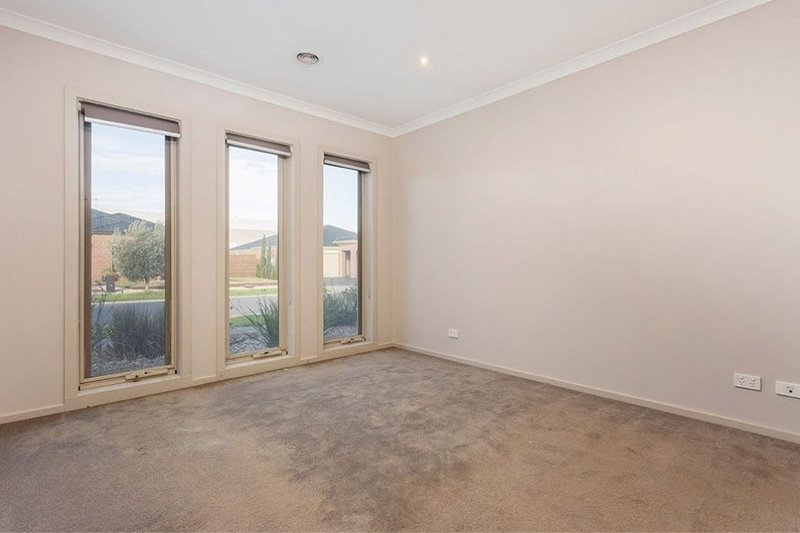 Photo - 39 Windrest Way, Point Cook VIC 3030 - Image 3