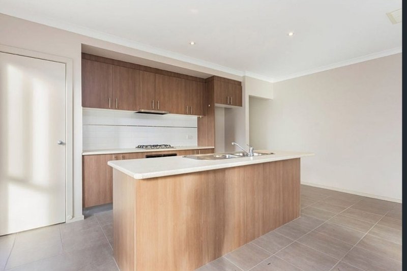 Photo - 39 Windrest Way, Point Cook VIC 3030 - Image 6