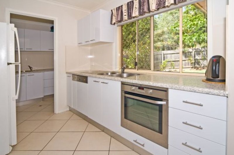 Photo - 39 Wyncroft Street, Holland Park QLD 4121 - Image 2