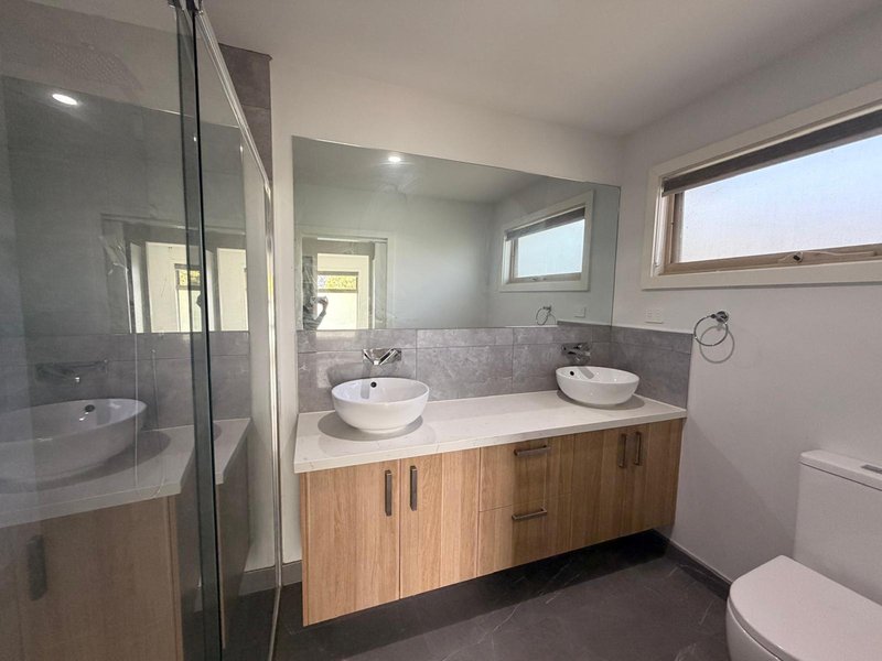 Photo - 3A Robbins Way, Hampton Park VIC 3976 - Image 8