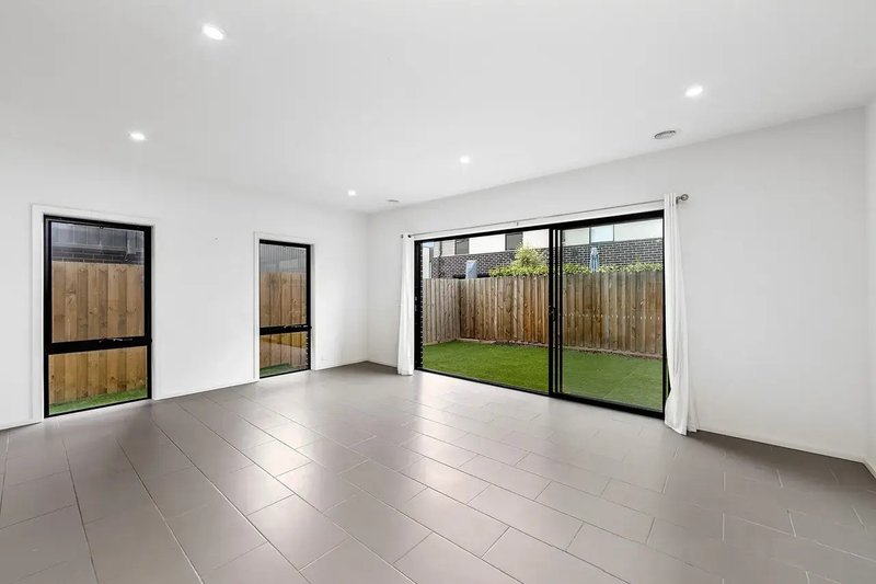 Photo - 3A Westminster Drive, Avondale Heights VIC 3034 - Image 4