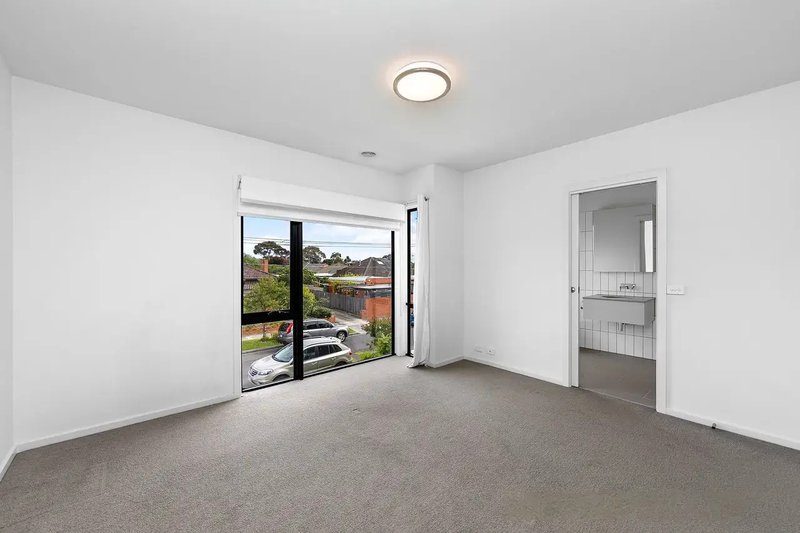 Photo - 3A Westminster Drive, Avondale Heights VIC 3034 - Image 5