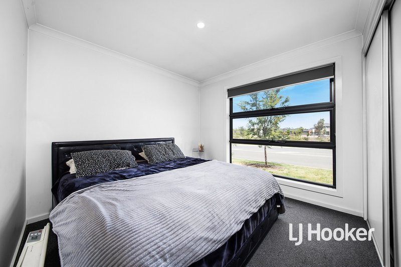 Photo - 3B Charlwood Promenade, Werribee VIC 3030 - Image 4