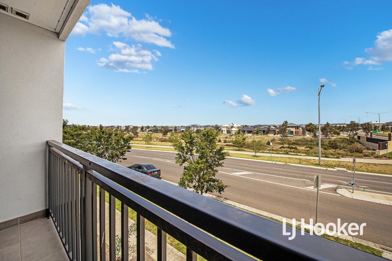 Photo - 3B Charlwood Promenade, Werribee VIC 3030 - Image 11