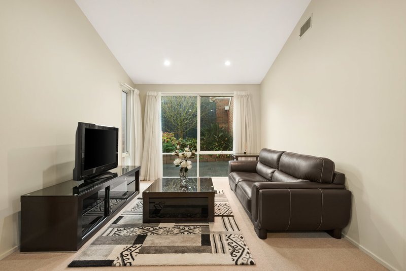 Photo - 4 Abrahams Court, Burwood VIC 3125 - Image 2