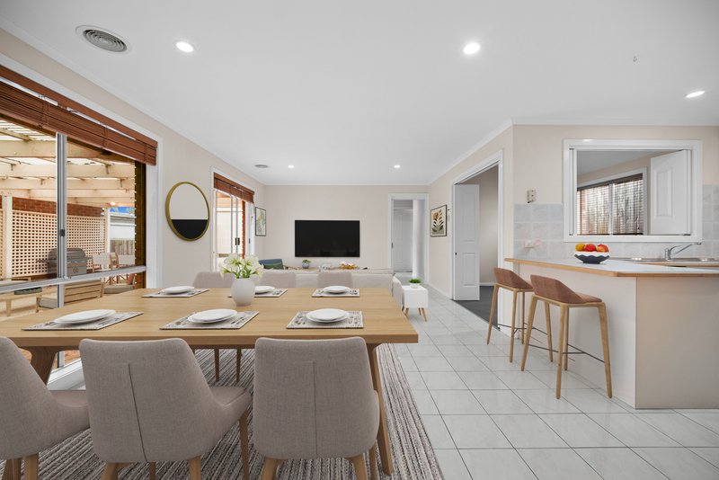 Photo - 4 Adelong Court, Berwick VIC 3806 - Image 4