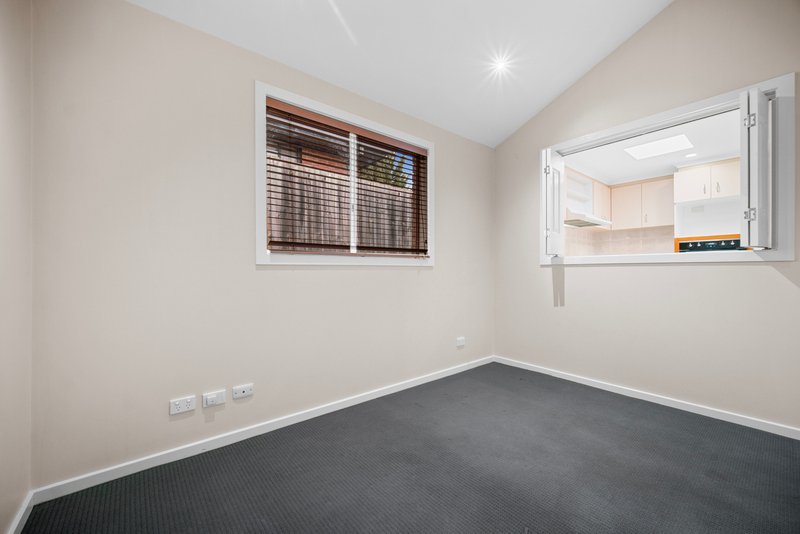 Photo - 4 Adelong Court, Berwick VIC 3806 - Image 10