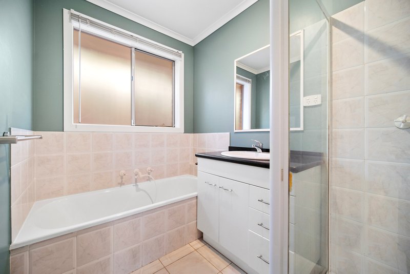 Photo - 4 Adelong Court, Berwick VIC 3806 - Image 11