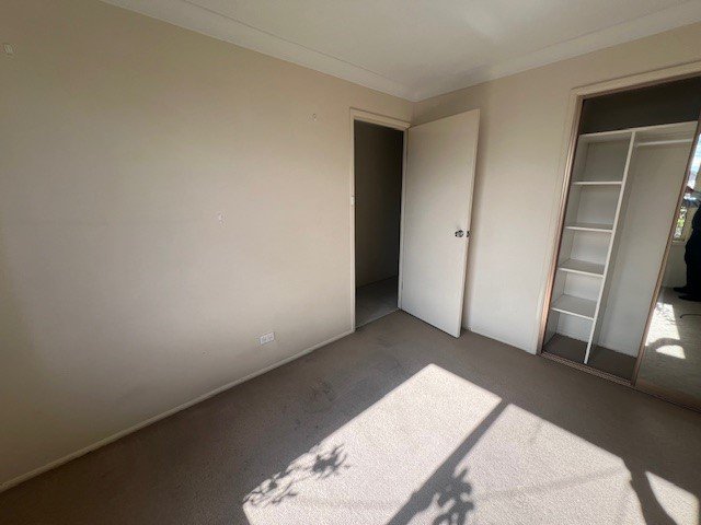 Photo - 4 Aintree Close, Casula NSW 2170 - Image 5