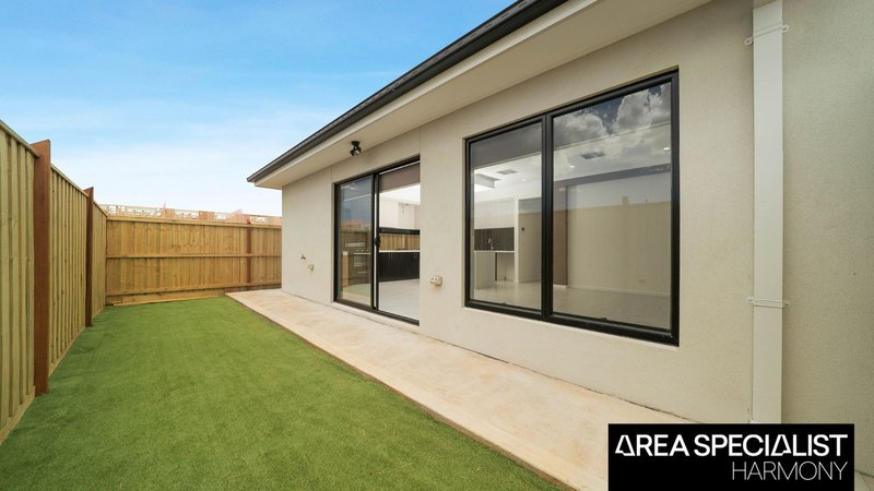 Photo - 4 Akthar Avenue, Rockbank VIC 3335 - Image 12