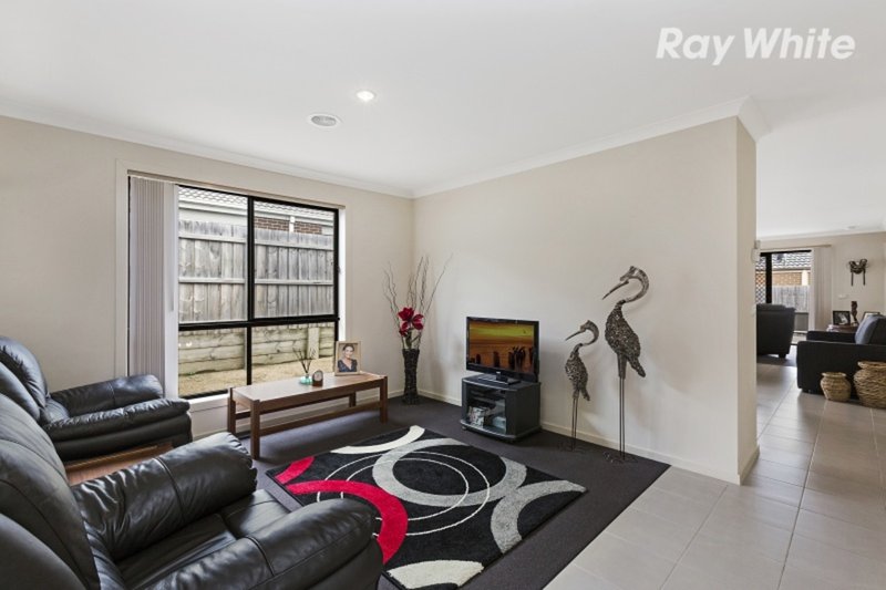 Photo - 4 Alapont Close, Pakenham VIC 3810 - Image 4