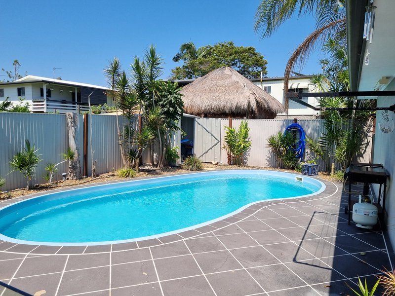 Photo - 4 Alexander Street, Boyne Island QLD 4680 - Image 2