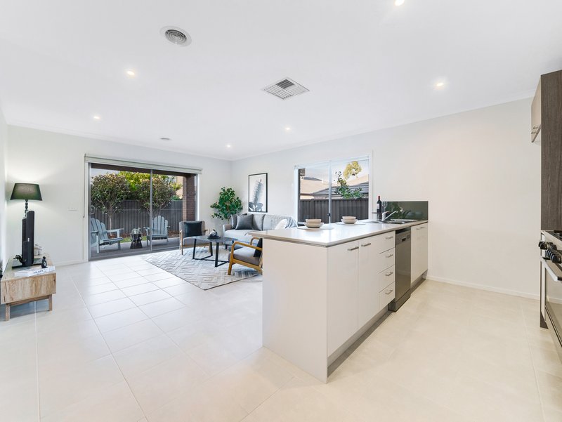 Photo - 4 Almondbank Road, Cranbourne East VIC 3977 - Image 4