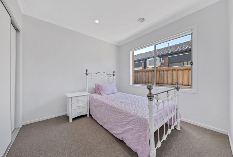 Photo - 4 Arthurdale Crescent, Werribee VIC 3030 - Image 14