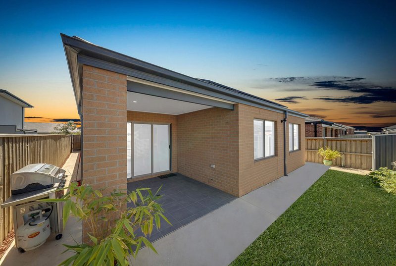 Photo - 4 Arthurdale Crescent, Werribee VIC 3030 - Image 17