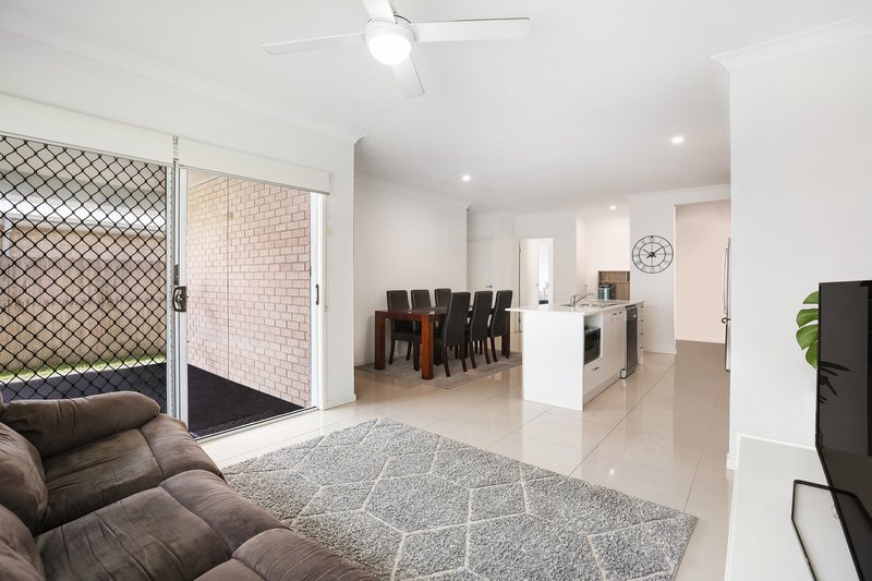 Photo - 4 Arundel Springs Avenue, Arundel QLD 4214 - Image 5