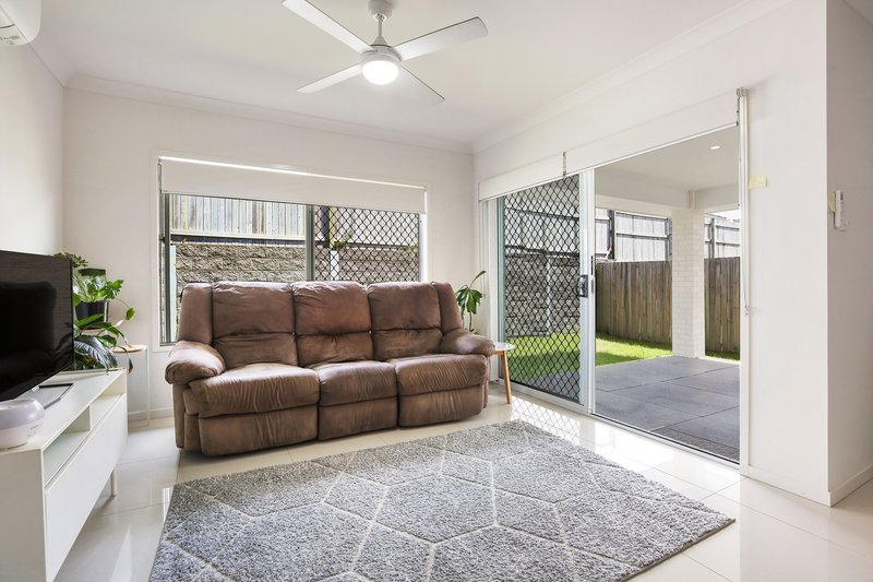 Photo - 4 Arundel Springs Avenue, Arundel QLD 4214 - Image 6