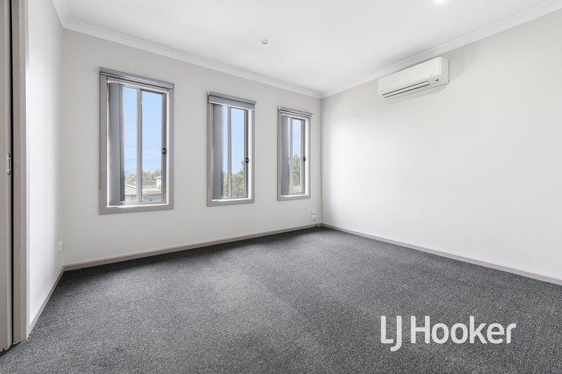 Photo - 4 Ashford Close, Hampton Park VIC 3976 - Image 7