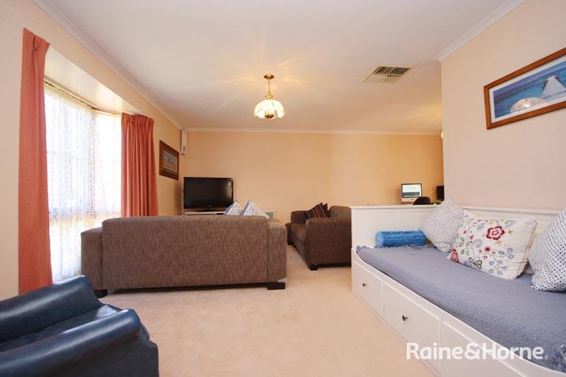 Photo - 4 Ashmore Place, Onkaparinga Hills SA 5163 - Image 2