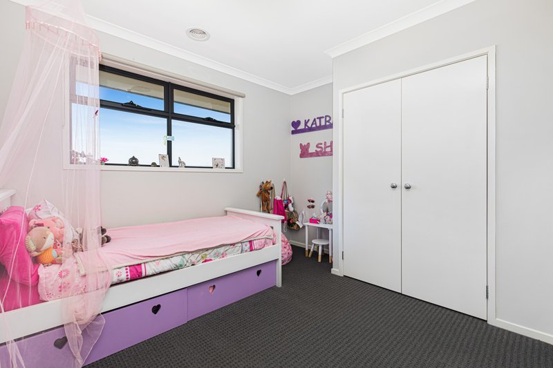 Photo - 4 Aylesbury Terrace, Werribee VIC 3030 - Image 7