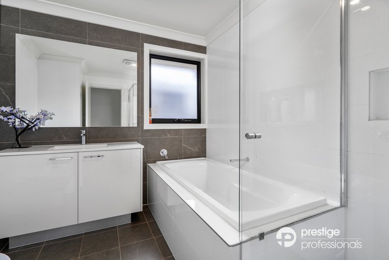 Photo - 4 Bartholomew Circuit, Moorebank NSW 2170 - Image 7