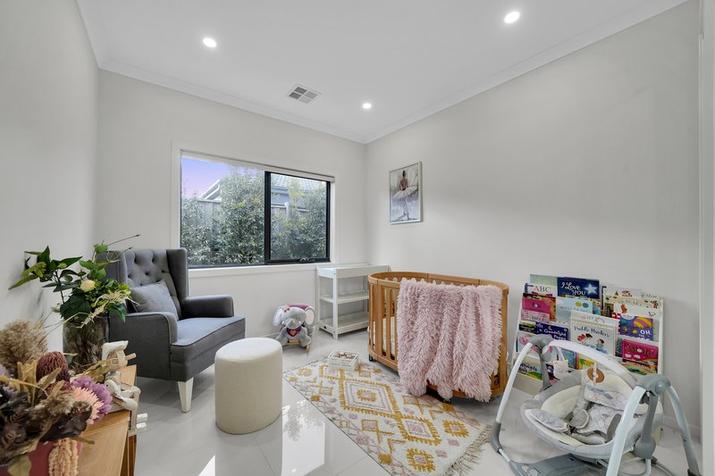 Photo - 4 Basingstoke Road, Thornhill Park VIC 3335 - Image 15