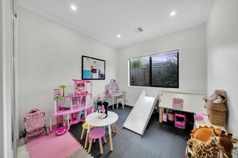 Photo - 4 Basingstoke Road, Thornhill Park VIC 3335 - Image 17