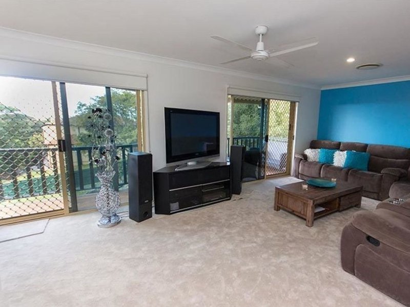 Photo - 4 Bellavista Close, Highland Park QLD 4211 - Image 7