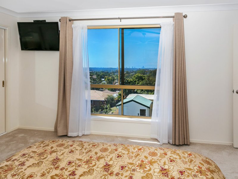 Photo - 4 Bellavista Close, Highland Park QLD 4211 - Image 2