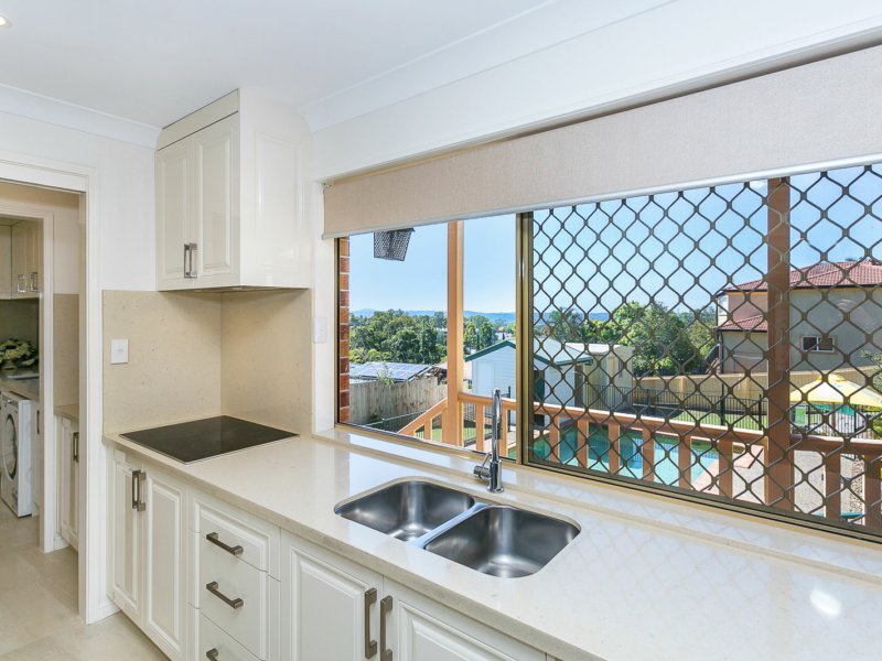 Photo - 4 Bellavista Close, Highland Park QLD 4211 - Image 3