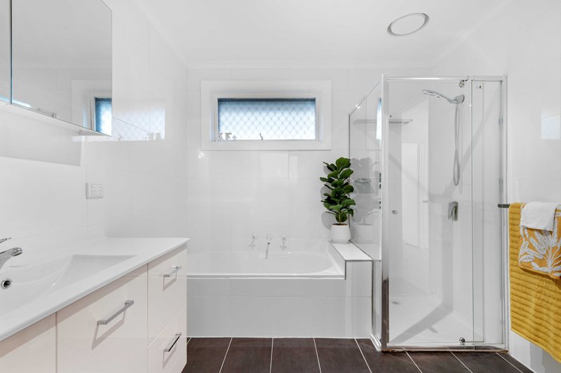 Photo - 4 Bellevue Drive, Keilor Downs VIC 3038 - Image 13