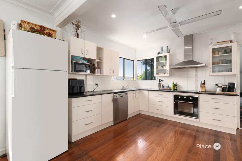 Photo - 4 Blackwood Avenue, Cannon Hill QLD 4170 - Image 5