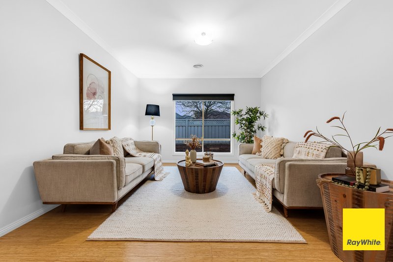 Photo - 4 Blenheim Way, Caroline Springs VIC 3023 - Image 10