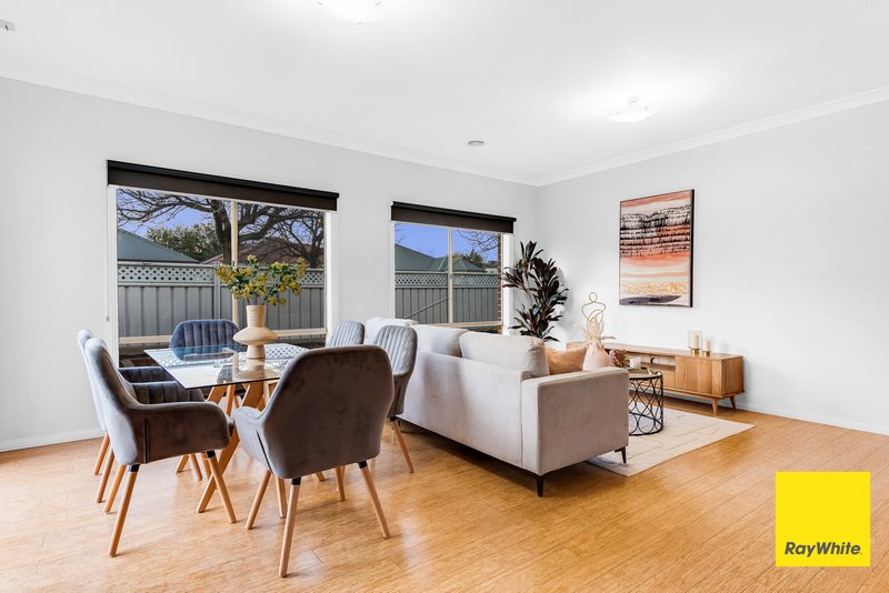 Photo - 4 Blenheim Way, Caroline Springs VIC 3023 - Image 13