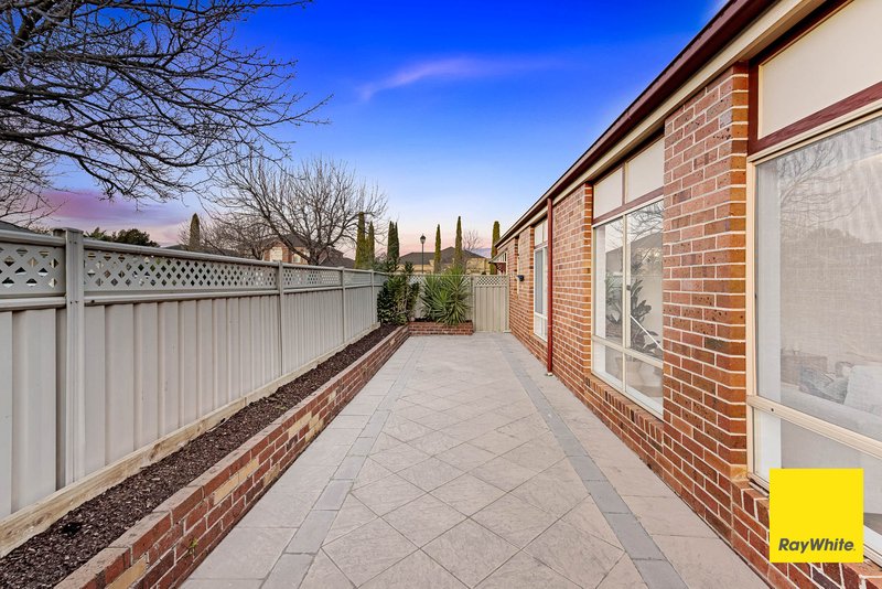 Photo - 4 Blenheim Way, Caroline Springs VIC 3023 - Image 16