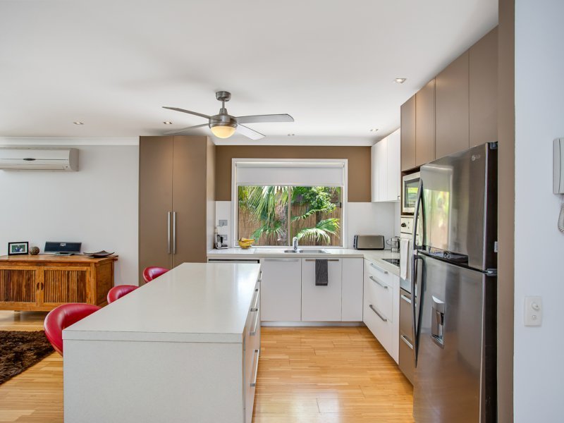 Photo - 4 Bluemoon Close, Burleigh Waters QLD 4220 - Image 2