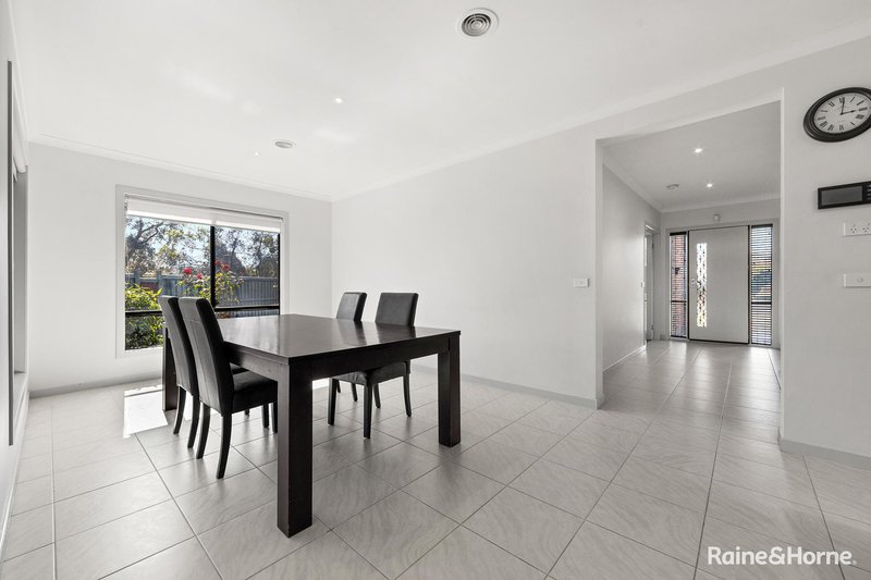 Photo - 4 Bovard Close, Caroline Springs VIC 3023 - Image 3