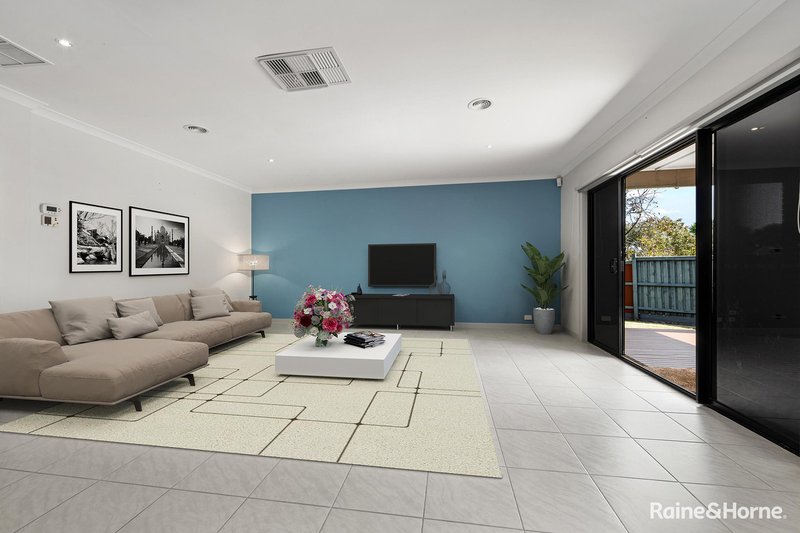 Photo - 4 Bovard Close, Caroline Springs VIC 3023 - Image 6