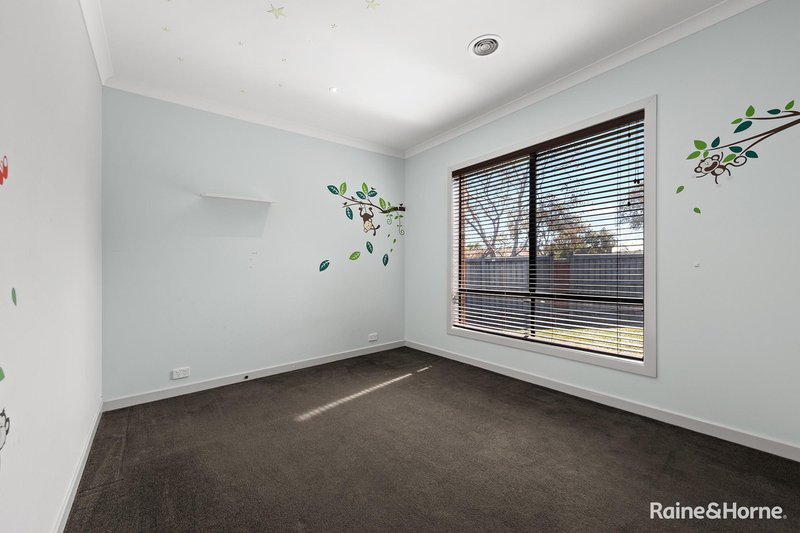 Photo - 4 Bovard Close, Caroline Springs VIC 3023 - Image 11