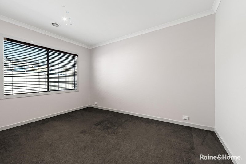 Photo - 4 Bovard Close, Caroline Springs VIC 3023 - Image 12