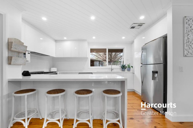 Photo - 4 Braewood Place, Melton West VIC 3337 - Image 4