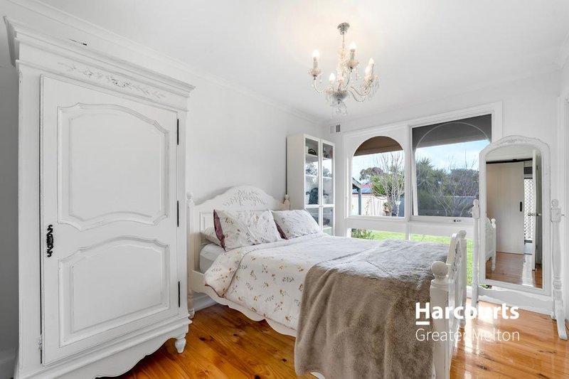 Photo - 4 Braewood Place, Melton West VIC 3337 - Image 9
